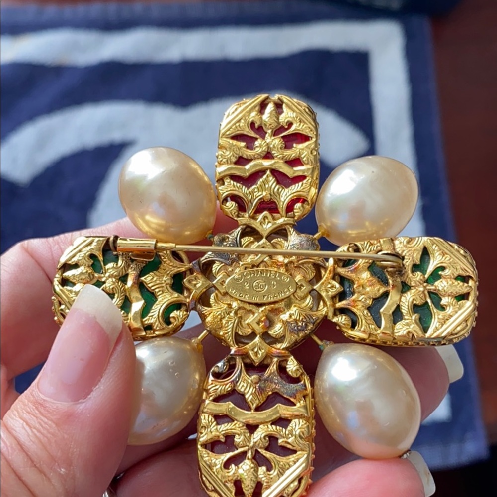 RARE! Authentic Vintage Gripoix CHANEL PIN. - Picture 5 of 8